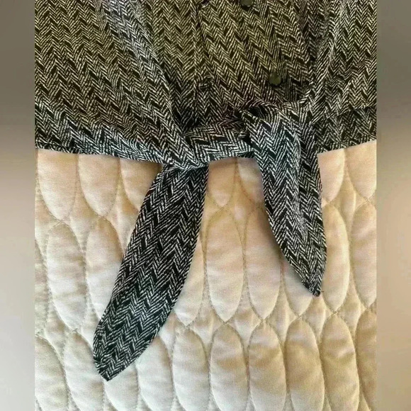 Jennifer Lopez Black printer button up tie  blouse size: X-Small - Picture 3 of 5